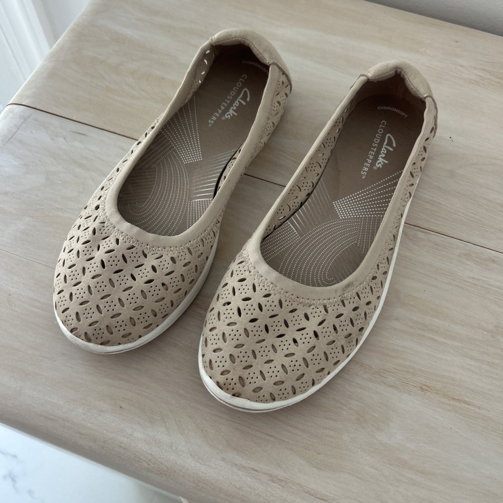 Clarks Cloud Steppers Size 7.5 Women's Foam Slip On Flats Sand Color